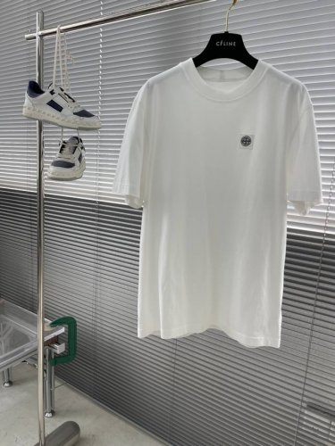 stone Island 2025春夏系列圆领T恤 尺码：M-3Xl 微阔版型 P.S：265克重纯棉肌理感平纹面料，面料肌理粗犷清晰且挺括有型，前幅刺绣章仔装