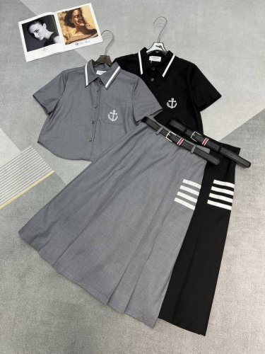 高品质THOMBROWNE2025夏装新款套装，翻领衬衣胸前口袋刺绣船锚图案装饰，搭配四条纹过膝百褶裙半身裙配皮带时髦精致，2色SML
