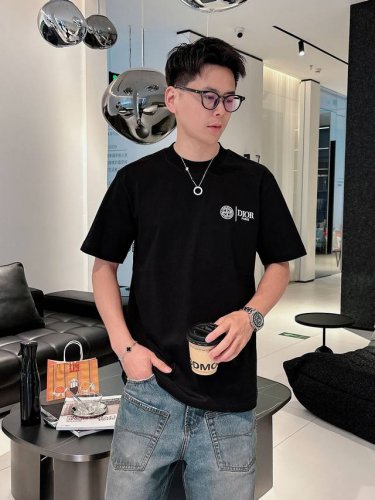Dio 春夏新款首发专柜最新款短袖圆领T恤 高端订制 设计前卫时尚！品牌Logo重工艺设计 高端定制260克面料.手感柔软.穿着舒适.专柜级别精致车线.做工精细