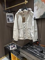 p440 Bur25S春夏男士连帽外套夹克.......主体高密度聚酯纤维面料 满足于常规休闲且包容所有场合的着装需求，出在穿搭季属于极出色的首选单品，实穿性极