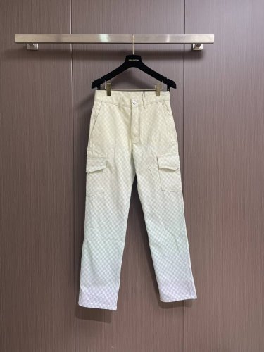 lv 2025Ss当季新款Damier 渐变提花牛仔工装裤 本款牛仔工装裤聚焦 Damier 渐变提花图案 以正绒面革 Damier 标签 珠光纽扣与铆钉彰显丹