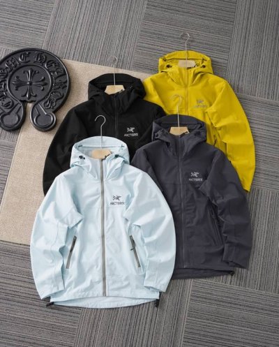 供220 品牌：始祖鸟 Arcteryx 尺码：M-L-Xl-Xxl-Xxxl 颜色：以太蓝-姜黄-灰色-黑色 类型：始祖鸟三色城市户外系列软壳冲锋衣 材质：进