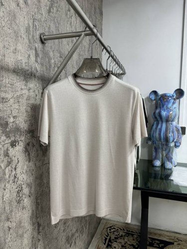 25Ss Lp 春夏爆款来袭 原版定制面料 纱线环保染色定型 面料上身柔软舒适 起脚花灰平纹同步染色制造 底边采用半针挑角工艺 Logo材料植绒拉高有立体感 独