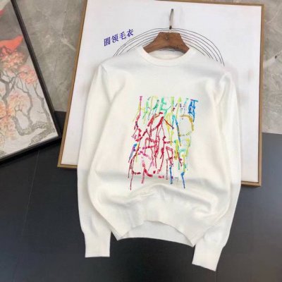直 Loewe罗意威 秋冬经典圆领套头羊毛衫，全品相！！！羊毛混纺面料，2025最新款 黄金比例！！修身款软黄金 百搭实用型的单品，搭配及实用性强大到天际，简洁