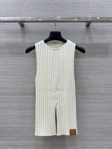 独家首发 原单品质 Lou* 25春夏新品。Flight Mode 系列开衩修身针织小背心上衣！Yb定制棉加羊毛纱线细腻舒适！真皮皮标缀饰高级百搭。气质小圆领撞