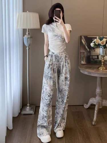 码数：S-M-L-Xl-Xxl 颜色：灰白色~花色 面料：棉~聚酯纤维 描述： 夏日超时髦的新中式淑女两件套，百搭气质显高挑 上身斜扣撞色搭配版型，很显年轻哦