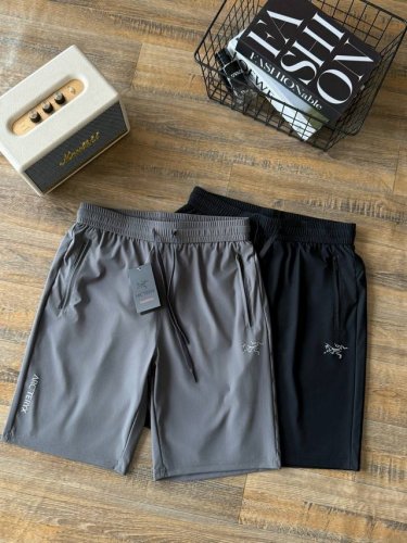 始祖鸟速干休闲短裤 锦纶水立方面料 面料舒服爽滑，吸湿排汗，透气性好，左右；右后拉链袋口袋；做工精细；整件高端；商务运动款式 颜色：黑色 灰色 尺码：L一4Xl
