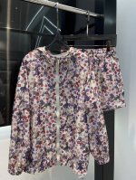 Chanel 25春夏新款防晒套装 原单品质 高端定制面料 搭配松紧腰短裤 极简主义风法优雅优雅的慵懒风 休闲又时髦！可甜可盐减龄少女风。多种穿法百搭上身显瘦又