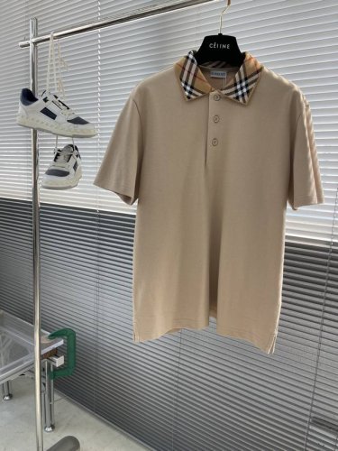 bbr 25Ss新款Polo 衫，这款Polo选用棉质珠地网眼布面料打造，衣领处融入针织 Burberry格纹设计，贝壳纽扣刻有Bbr英文字母，呈现修身版型，款
