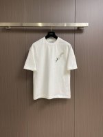 Loewe 八爪鱼刺绣短袖T恤，采用全棉面料，刺绣部分采用白百灵达万针刺绣机器作业，运用掺针刺绣工艺，针法绵密，图案清晰且线条感和立体感强，整体走线平直细腻 面