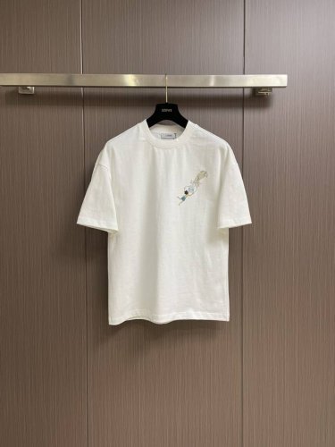 Loewe 八爪鱼刺绣短袖T恤，采用全棉面料，刺绣部分采用白百灵达万针刺绣机器作业，运用掺针刺绣工艺，针法绵密，图案清晰且线条感和立体感强，整体走线平直细腻 面