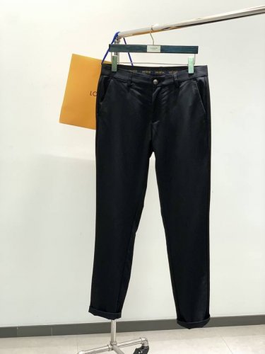 louisvuitton 路易威登，2025春季最新款，专柜同步有售，原单狠货，时尚休闲西裤，上身很有特点！吸睛而有亮点，进口原版面料，顶级刺绣工艺字母图案装饰