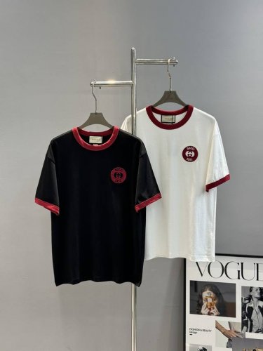 Gucc*25S新款潮牌T恤.男女同款！当季颜值担当.今年G家流行色来了～领口袖口酒红色拼接设计同呼应Logo.胸口3D精致绣花.视觉效果相当奇特！所呈现出的感
