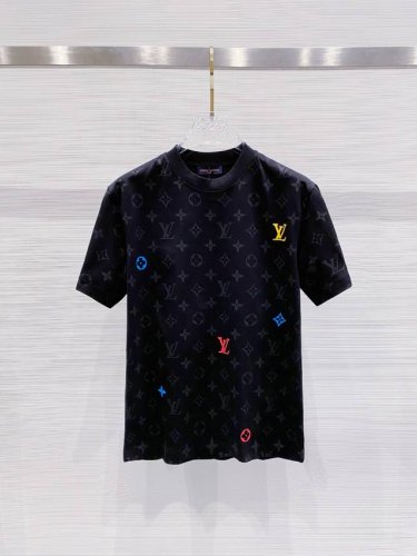lv 2025早春新款男女同款短袖T恤，！定制专属纯棉面料，定制原版工艺螺纹，胸前重工字母Logo工艺设计！简约大方，从容百搭，档次极高，完美融入时尚还有风情感