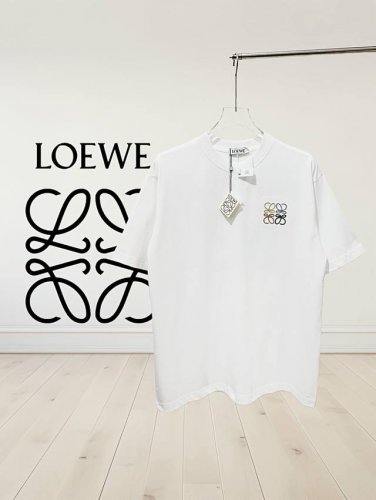 高品质 罗意威L0Ewe最新款 胸前Logo用不同色刺绣后幅敢于设计大图案的Logo刺绣圆领短袖T恤上身效果 面料280G厚克重双纱棉 定制定染 螺纹领口不易变