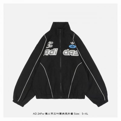 adidas 阿迪达斯 24Fw 情人节三叶草夹克外套 外套平纹梭织面料 轻质耐磨透气性好 双向拉伸无束缚 运动拥抱大幅伸展 前身和袖子装饰反光条 未来感满满