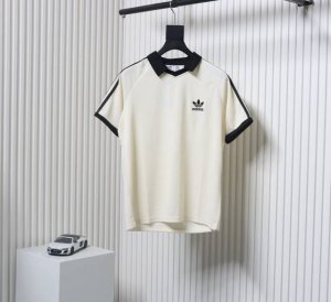 Adidas 阿迪达斯三叶草刺绣标高颜值拼接V领短袖T恤 工艺说明：采用16支单纱水洗后240克重100%定织定染纯棉面料 定织十字拉架罗纹 印花采用白墨直喷工