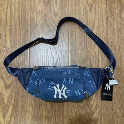 mlb 24Fw老花系列纽约洋基队牛仔蓝满印Ny刺绣字母单肩包斜挎腰包 颜色：牛仔蓝 尺寸：30X14X05Cm 肩带：125Cm 929