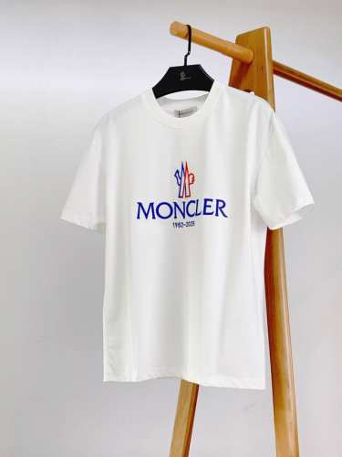 moncler 蒙口 2025Ss春夏新品 休闲圆领T恤，立体感Logo微廓形半袖T恤，甄选高支埃及长绒棉，手感面糯有骨感，柔而有韧性。液氨工艺处理，韧性和抗皱