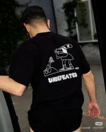 上新 款号: 690# Undefeated五条杠经典落肩宽松短袖男女同款 260G全棉双纱面料定染同色螺纹 胸前数码直喷印花 前后胸立体裁剪 双层面料缝合 定