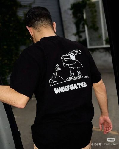上新 款号: 690# Undefeated五条杠经典落肩宽松短袖男女同款 260G全棉双纱面料定染同色螺纹 胸前数码直喷印花 前后胸立体裁剪 双层面料缝合 定