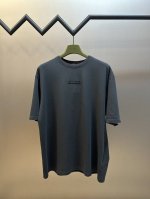 Gucci 标识刺绣短袖 定制定染雅致炭深灰丝绵，以沉稳的炭深灰色调为底蕴，胸前醒目的GUCCI字样点缀其间，如同品牌精神的烙印。 采用进口机贴布绣工艺，使用先