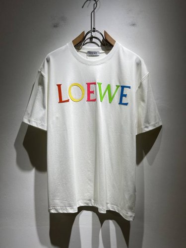loe*We罗*威 2025春夏新款男女同款短袖T恤，意大利原厂订单渠道，极具个性高级风，标志Logo图案压胶工艺设计！情侣款纯棉短袖T恤！！最新时尚潮流人气产