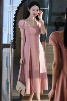 2025SS 方领收腰压褶连衣裙 S码：胸围85腰围71裙长114 颜色：粉色 杏色 码数：S M L XL 方领搭配别致肩袖，勾勒优雅肩颈线条。腰身贴合身形，