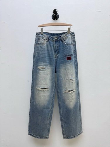 bal 徽标破洞阔腿牛仔裤 代工厂p出品 春夏新品 牛仔裤以品牌标志性 Beggy 宽松版型为核心 融合了工艺美学和街头叛逆感 正面醒目的品牌Logo和徽标印花