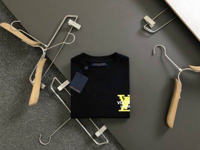 l牌*合身版型M-Xxxl 25春夏顶级印花经典短袖，精致工艺专柜面料，顶级元素融合打造，经典短袖3标齐全，潮男时尚，无论是上身舒适度还是都是无可比拟的存在，可