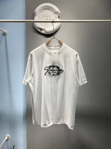新款 顶级版本 Givenchy 纪梵希 2025春夏季新款 Gvc 徽标刺绣Logo 圆领短袖T恤男女同款！ 本款T恤采用全棉平纹面料打造，再洗水定型，前幅饰