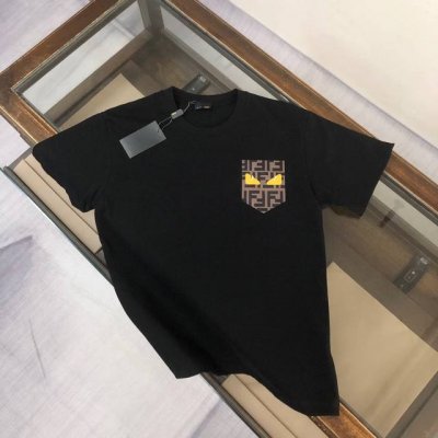 fendi 芬迪 最新款短袖T恤 绝对的顶级爆款 胸前假口袋老花字母小眼睛印花工艺 图案立体精美 细节处处动人 非常独特的设计 大气 简约 基础 耐看 但又独具