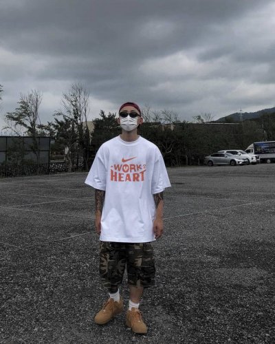 nike耐克韩国限定闪电爱心短袖T恤 男女同款 采用260克双砂面料 三针五线做工 领口包包边条 今年火爆的品牌 看到了就忍不住要自留一件 正确纹路立体印花 正