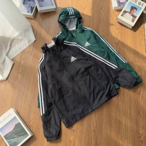 Adidas阿迪达斯专柜同款发售经典三杠立领夹克最优品质 爆炸上新 出街回头率超高的的夹克外套！三杠的设计搭配上左胸的小Logo设计，既经典又不失新潮！定制拉链