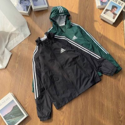Adidas阿迪达斯专柜同款发售经典三杠立领夹克最优品质 爆炸上新 出街回头率超高的的夹克外套！三杠的设计搭配上左胸的小Logo设计，既经典又不失新潮！定制拉链