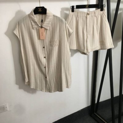 款号20252706 Miumi*新款亚麻套装，Logo字母贴布条纹翻领背心衬衣+卷裤脚休闲短裤，杏色，Sml， M码；胸围116，衣长69；腰围68弹力，长3