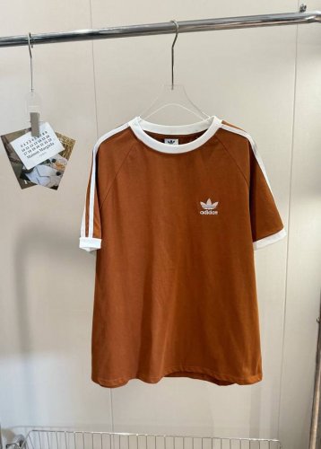 价格P： 品名：Ad 三叶草刺绣夏日摩卡棕短袖 尺码：M.L 颜色：咖色 穿搭，三叶草咖色短袖，像一杯摩卡般治愈，不挑肤色，不挑风格，黄皮也能闭眼入！低调又有辨