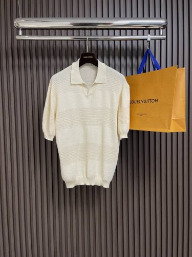 l P2610Ss早春时装款男士短袖条纹针织Polo衫，非常明星级的一款单品，颜值度极高，即大气又有内涵，细节感满满，充分体现了品牌低调且奢华的风格，整体的视觉