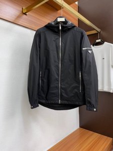 prada 普拉达 秋季Gw专柜新款 Prada家族年度高端系列 原单奢华时尚休闲男士高端连帽风衣外套夹克。 精致原单辅料+聚酯纤维面料，简洁原版Logo设计更