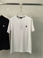 新品 2025春夏Fe*Di Roma刺绣标识短袖T恤 简约精简的比例化裁剪短T,时尚动感彰显年轻活力. 客供针织棉材质,细腻丰润的质感高于普通材质的针织棉.舒