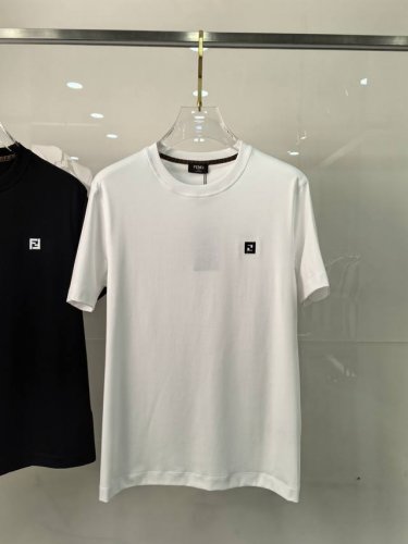 新品 2025春夏Fe*Di Roma刺绣标识短袖T恤 简约精简的比例化裁剪短T,时尚动感彰显年轻活力. 客供针织棉材质,细腻丰润的质感高于普通材质的针织棉.舒