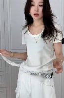 无敌爆款 独特别致设计拼接蕾丝弹力上衣 即便简约设计 也难掩其矜贵气质 比传统棉 Tee 更显品质和篙级 利落衣型,并留有松量空间 穿着舒适自由 藏肉却不拖沓S