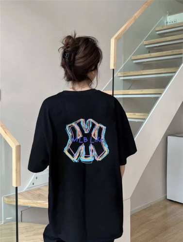 mlb Yankees-Ny 水彩涂鸦短袖半袖T恤 采用260G双纱100%新疆精梳纯棉面料 采用过肩拉条工艺，百洗不变形！ -采用高端印花，百洗不开裂！ 宽松