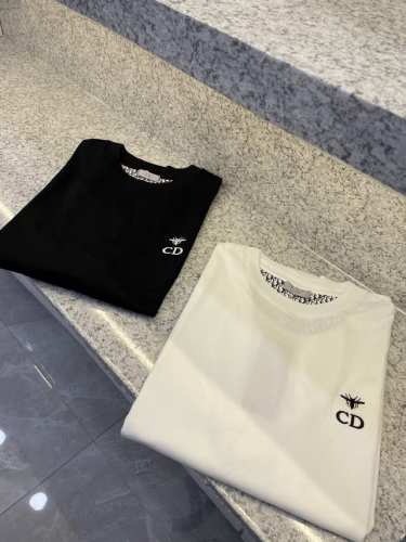 cd迪澳25 Ss新品春夏首发专柜 最新款短袖圆领T恤高端订制 设计前卫时尚！品牌Logo重工艺设计高端定制欧棉180克面料手感柔软.穿着舒适.专柜级别精致车线