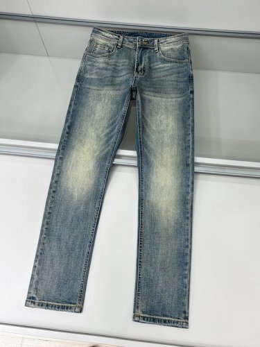 铺拍细节 Cd25Ss春夏新款时尚复古水洗怀旧牛仔裤，男士后腰老花铭牌装饰直筒显瘦休闲牛仔长裤！贸易公司渠道稀出，领先官网发售！可预测性的爆卖单品，以面料和工艺