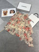 高品质Loe*E 2025夏季新品 超好看的印花半裙 层层蛋糕裙型设计 立体感十足 不对称剪裁让整件裙子灵动起来 春日花卉 快点入手吧 Sml