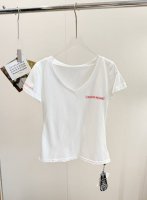 品名： * 克罗心V领雪花棉短袖 尺码：M.L 颜色：白色 *好绝，V领微透收腰版型，基础款里一件难求的版型！妥妥蚂蚁腰，巨显身材！深V的魅力不需要我多描述了姐