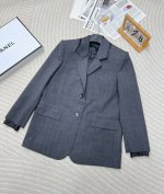 Miumiu24Ss早秋新款胸前字母贴片微标暗纹羊毛西装外套百褶短裙套装 丨原版开发 高版出品 Miu初秋进阶条纹系列 经典利落西装版型 简单大方 Miu式少女