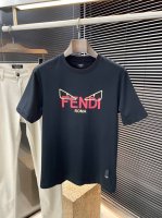 fendi- 芬迪 系列 Vip高级定制 2025春夏季新款短袖 百搭款式 任何人都可以轻松驾驭 面料全订制工艺 高定一等品丝光棉面料 面料手感柔软，上身舒适柔