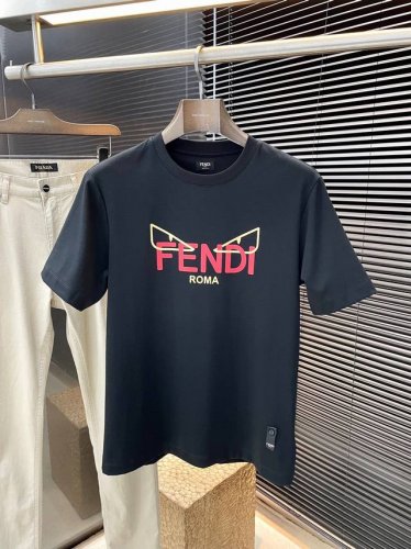 fendi- 芬迪 系列 Vip高级定制 2025春夏季新款短袖 百搭款式 任何人都可以轻松驾驭 面料全订制工艺 高定一等品丝光棉面料 面料手感柔软，上身舒适柔